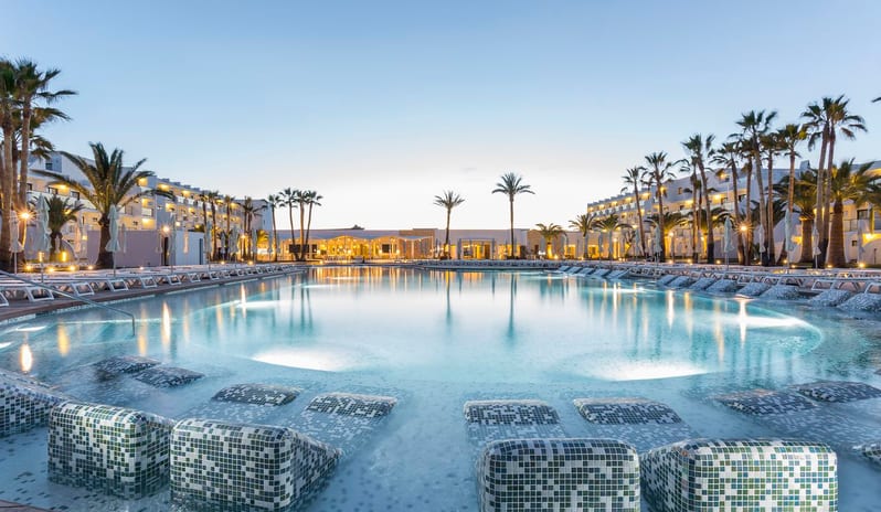 Grand Palladium White Island Resort & Spa-Pool in the evening